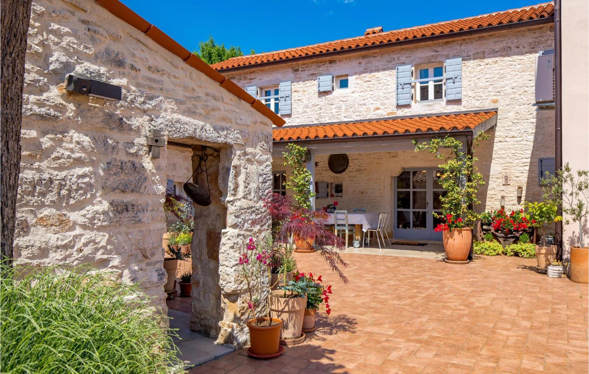 Amazing Home In Foli With Kitchen 外观 照片