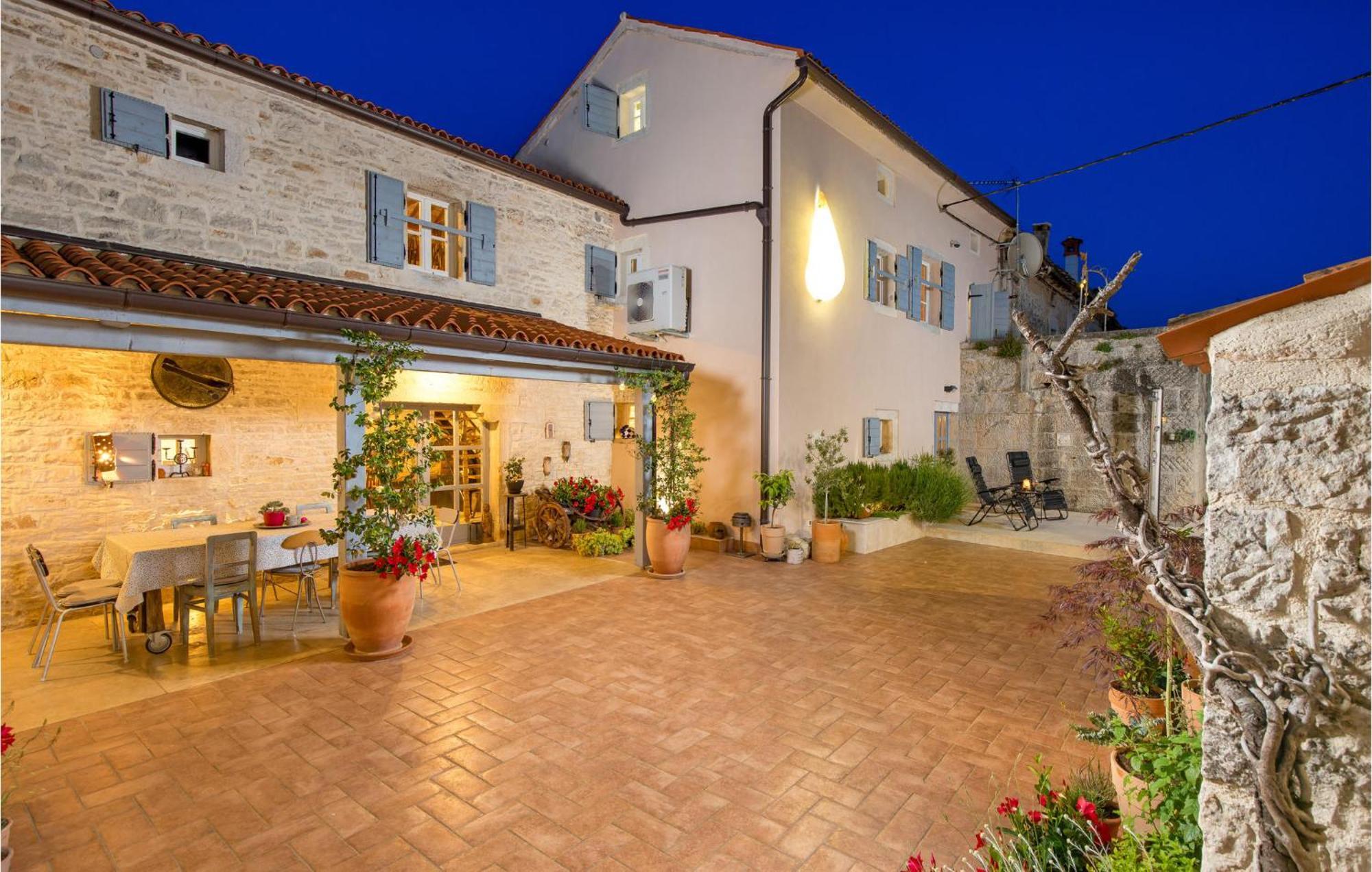 Amazing Home In Foli With Kitchen 外观 照片