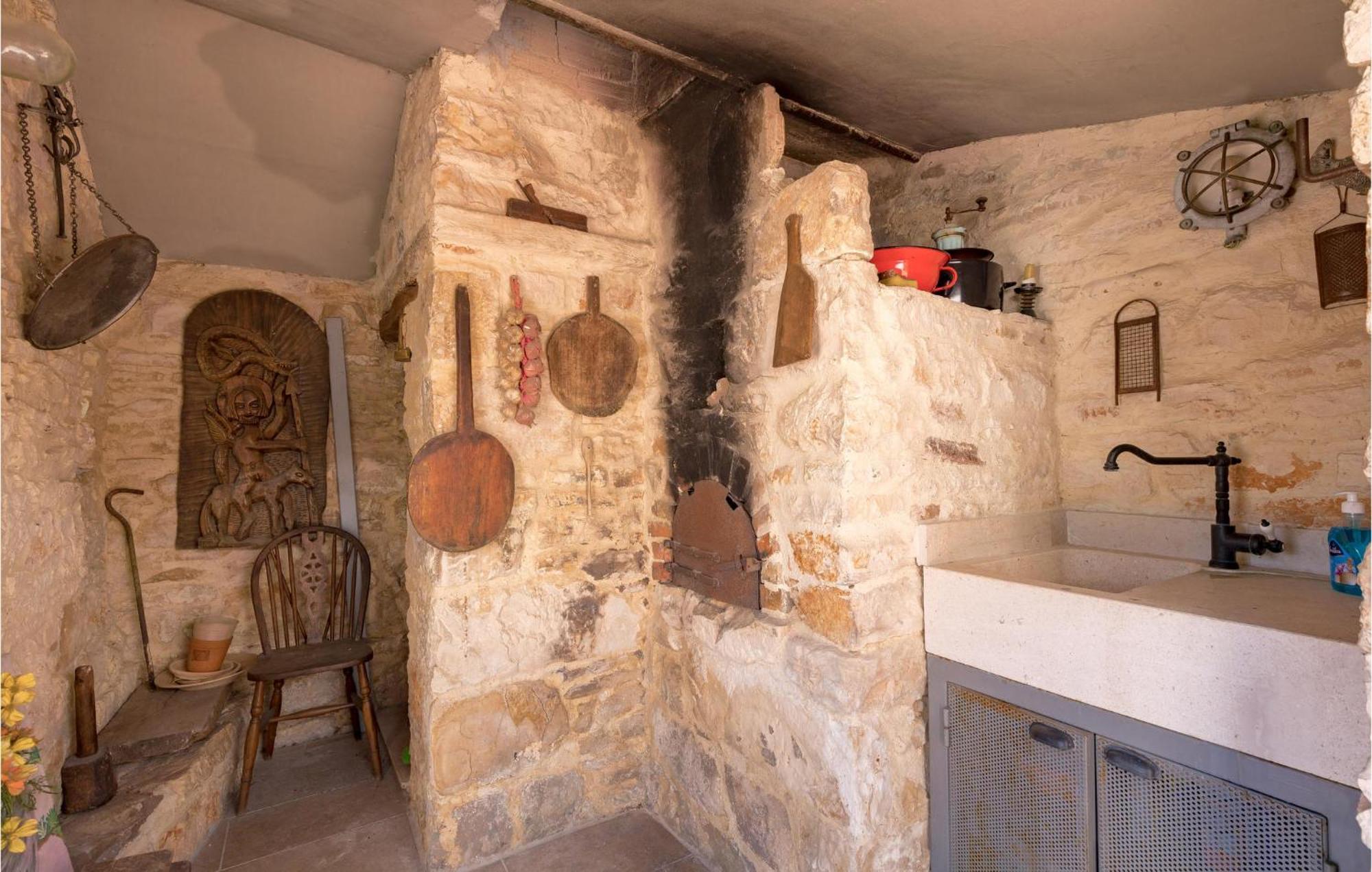 Amazing Home In Foli With Kitchen 外观 照片